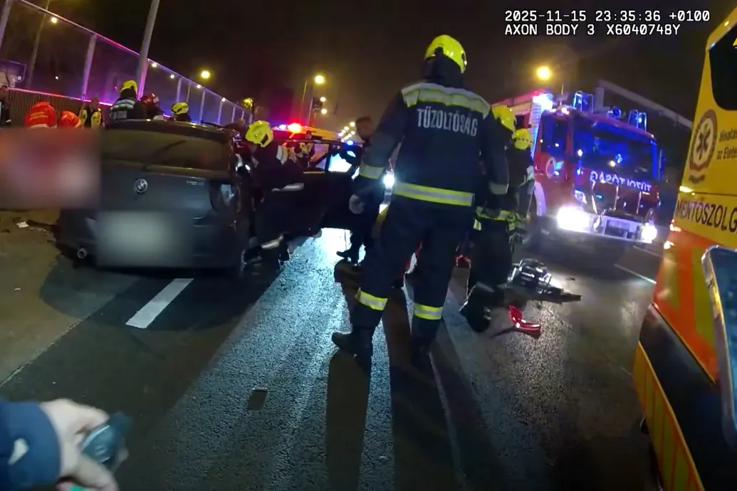 Két 18 éves fiatal halt meg a szombat éjjeli balesetben, amikor oszlopnak csapódott a rendőrök elől menekülő autó