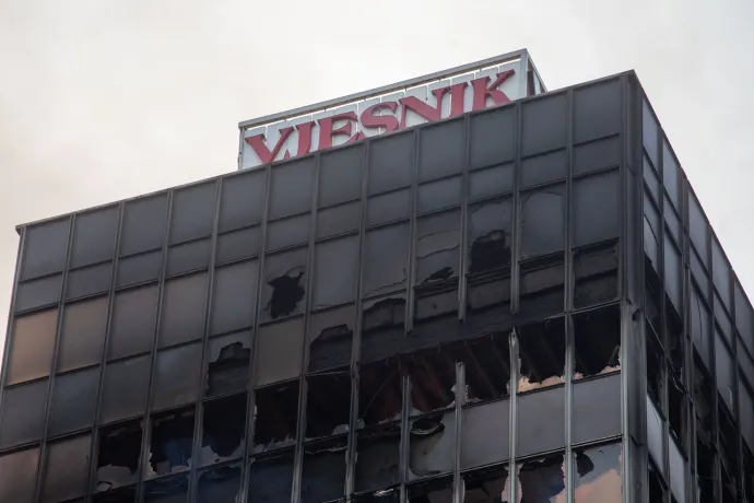 A Vjesnik-toronyház lángokban és az oltás után – Fotó: Stringer / AFP, Stipe Majic / Anadolu via AFP