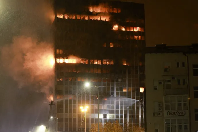 A Vjesnik-toronyház lángokban és az oltás után – Fotó: Stringer / AFP, Stipe Majic / Anadolu via AFP