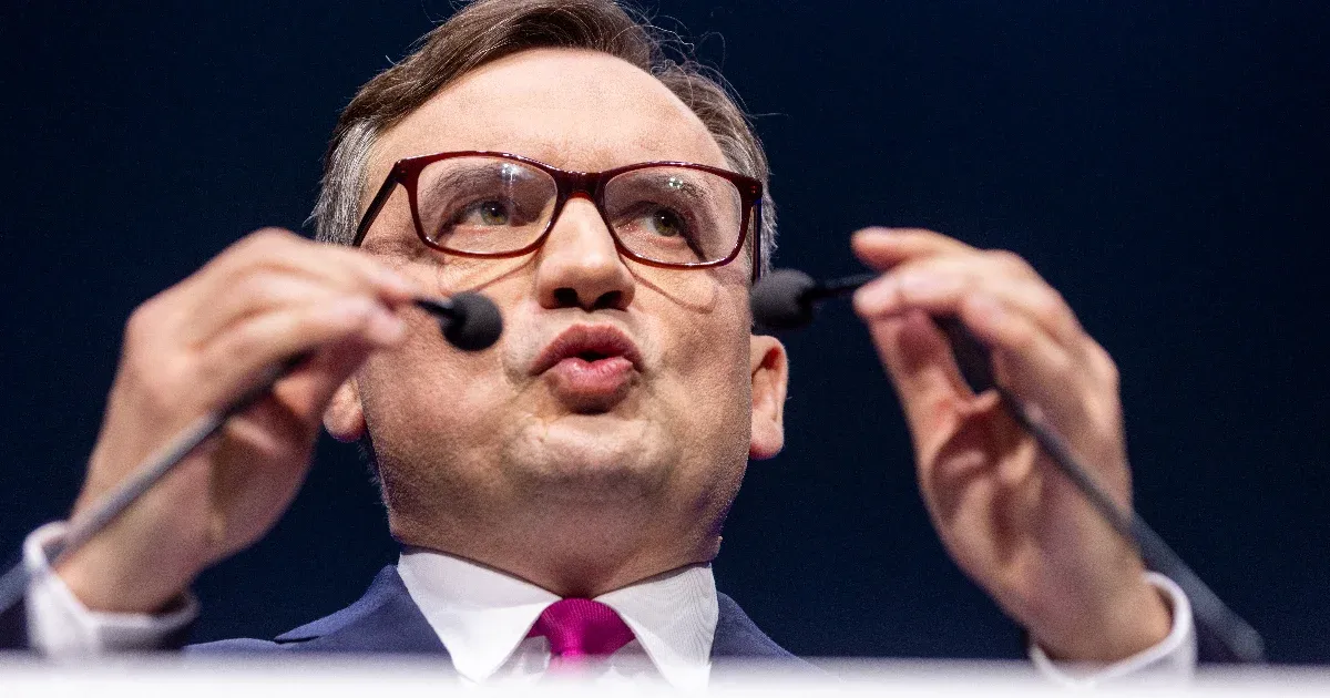 Visszavonták az Orbán Viktorral fotózkodó, visszaélésekkel gyanúsított volt lengyel miniszter diplomata-útlevelét