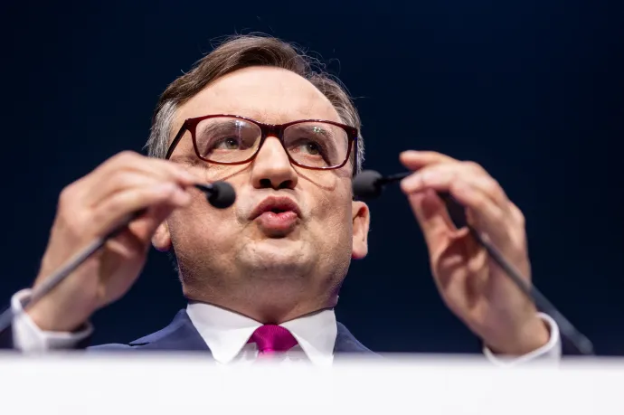 Visszavonták az Orbán Viktorral fotózkodó, visszaélésekkel gyanúsított volt lengyel miniszter diplomata-útlevelét