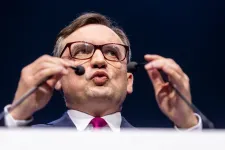 Visszavonták az Orbán Viktorral fotózkodó, visszaélésekkel gyanúsított volt lengyel miniszter diplomata-útlevelét