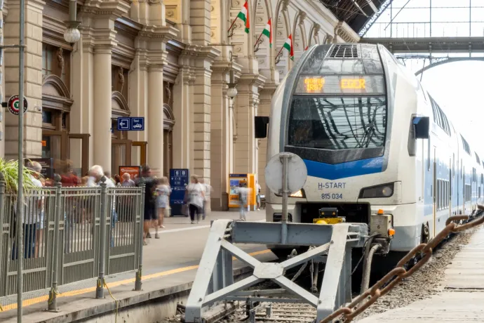 A vonat megállt egy pisiszünetre, mert a feltöltődött vécékagyló tartalma a padlóra lötyögött