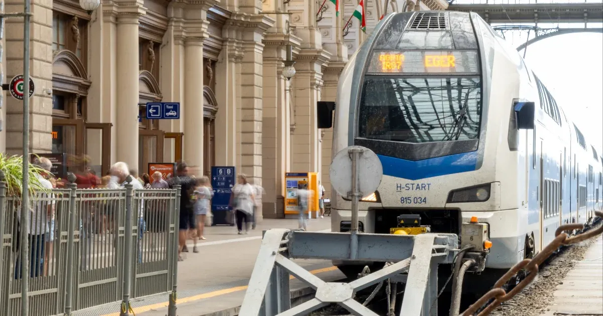 A vonat megállt egy pisiszünetre, mert a feltöltődött vécékagyló tartalma a padlóra lötyögött