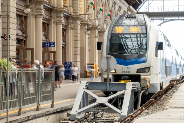 A vonat megállt egy pisiszünetre, mert a feltöltődött vécékagyló tartalma a padlóra lötyögött