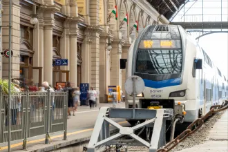 A vonat megállt egy pisiszünetre, mert a feltöltődött vécékagyló tartalma a padlóra lötyögött