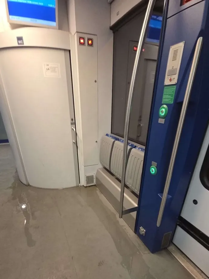 Meghibásodott vécé egy vonaton – Olvasói fotó / Telex