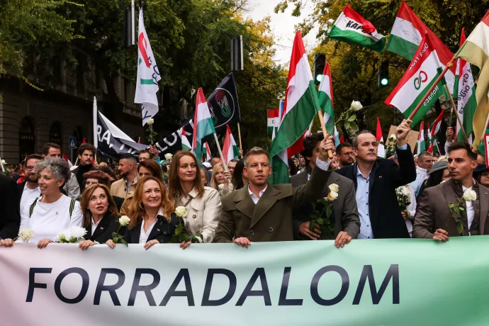 Bujdosó Andrea (Magyar Pétertől balra a második) a Tisza Párt október 23-i menetének első sorában – Fotó: Melegh Noémi Napsugár / Telex