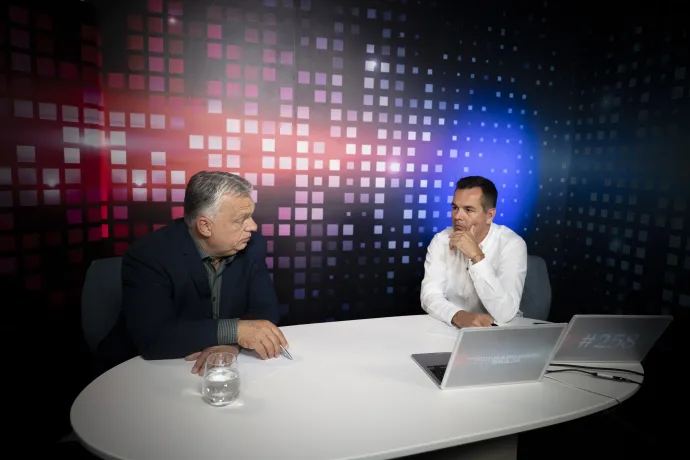 Orbán Viktor interjút ad Németh Balázs műsorvezetőnek a Harcosok órája címmel indult online műsorban 2025. július 28-án – Fotó: Benko Vivien Cher / Miniszterelnöki Kommunikációs Főosztály / MTI