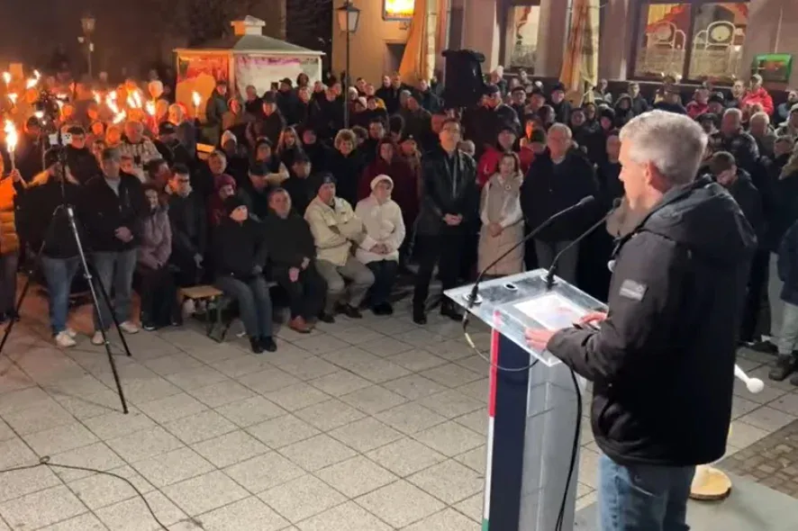 Magyar Péter fórumán arról beszélt egy fiatal, hogy a Tisza listája miatt rúgták ki a KKM-ből, a minisztérium szerint csak nem tudtak vele együtt dolgozni