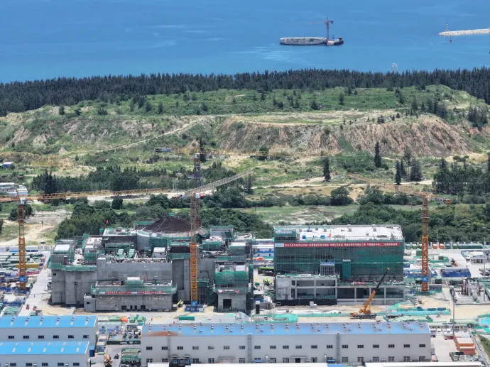 Légi felvétel a Linglong–1 (ACP–100) építéséről a kínai Hainan tartományban 2024. július 4-én. A kis moduláris reaktor kereskedelmi működése 2026 végén indulhat be – Fotó: Wang Jian / VCG / Getty Images