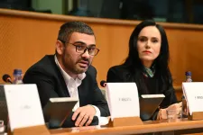 Levágnák a fizetést is kapó nyugdíjas állami alkalmazottak nyugdíjának 85 százalékát