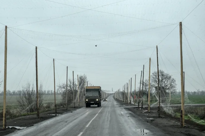 Drónellenes hálóval védett út Pokrovszk környékén 2025. november 11-én – Fotó: Dmytro Smolienko / Ukrinform / NurPhoto
