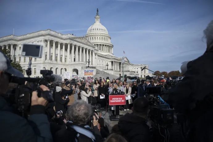 Marjorie Taylor Greene, Georgia republikánus képviselője beszél az áldozatok és családtagjaik körében, a washingtoni Capitolium előtt tartott sajtótájékoztatón, 2025. november 18-án – Fotó: Celal Gunes / Anadolu / AFP
