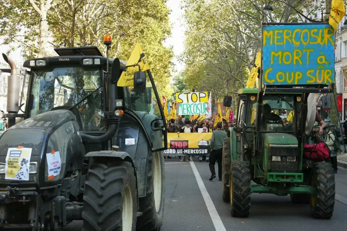 A megállapodás ellen tüntető gazdák Párizsban, 2025. október 14-én – Fotó: Dimitar Dilkoff / AFP
