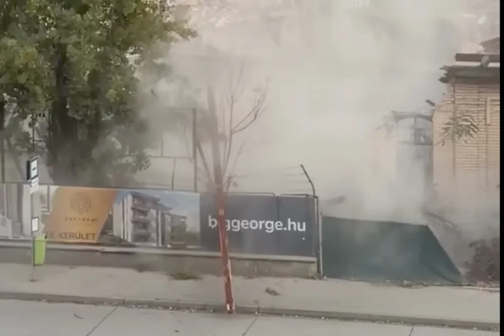 Buszmegállóba vágódott egy gerenda a Budafoki úton, leállították a szabálytalan bontási munkálatokat