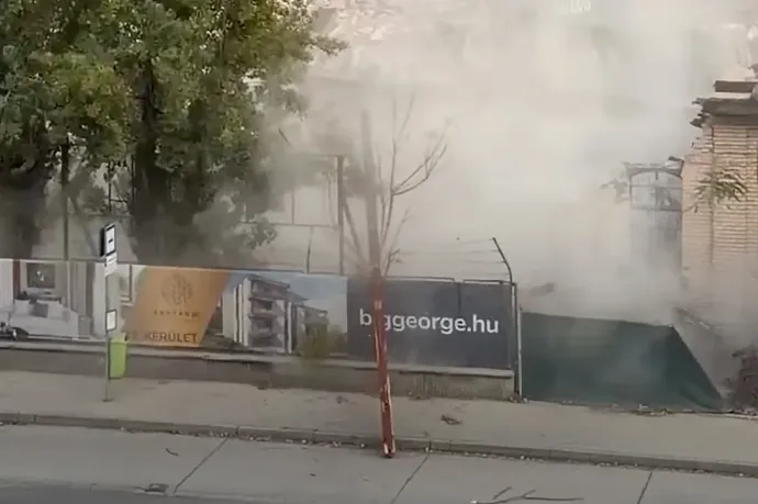 Buszmegállóba vágódott egy gerenda a Budafoki úton, leállították a szabálytalan bontási munkálatokat