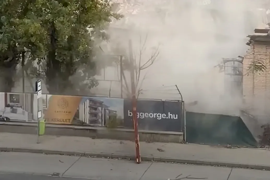 Buszmegállóba vágódott egy gerenda a Budafoki úton, leállították a szabálytalan bontási munkálatokat – Forrás: Telex.hu