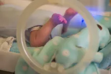 Még most is 353 kórházban hagyott gyerek vár szerető családra