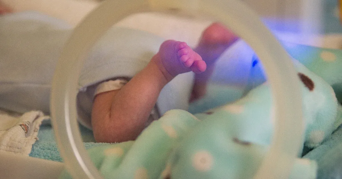 Még most is 353 kórházban hagyott gyerek vár szerető családra