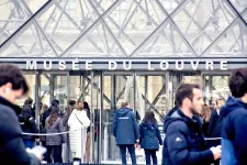 Két belga influenszer kicselezte a Louvre biztonsági őreit, és kiraktak magukról egy képet a falra