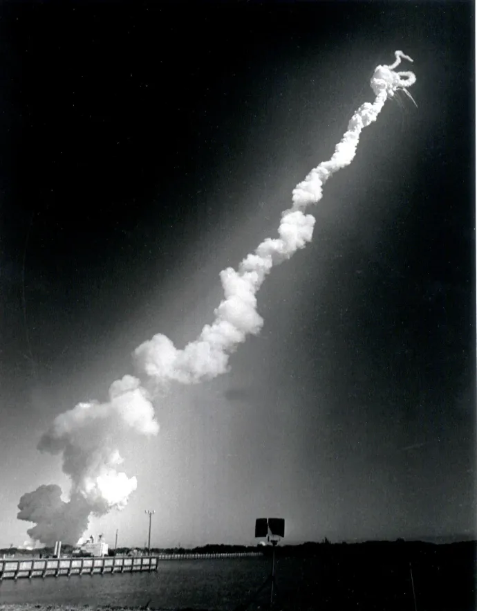 A Challenger űrrepülőgép és a hordozórakéta 73 másodperccel a kilövést követően felrobbant – Fotó: Arthur Pollock / MediaNews Group / Boston Herald / Getty Images