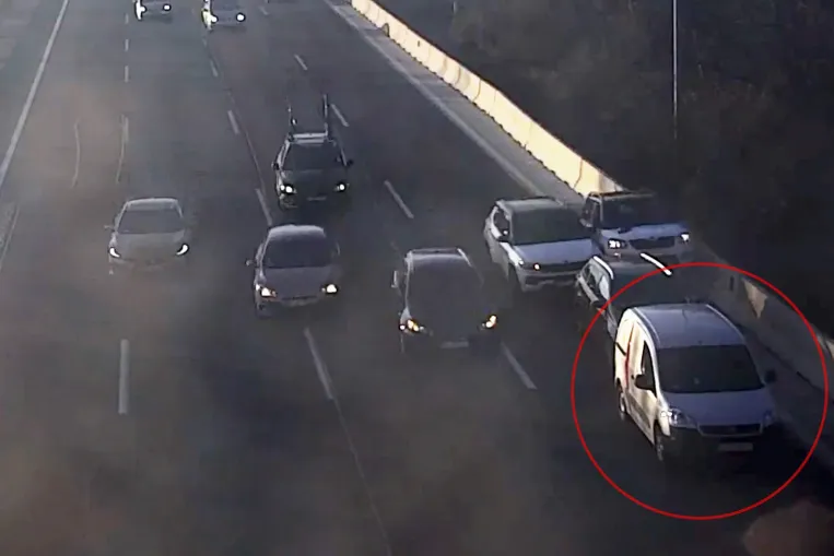 Büntetőfékezett, aztán megállt az M1-M7-es autópálya közös szakaszán: elítélték a furgonost