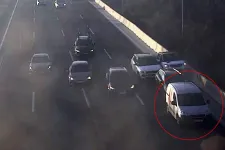 Büntetőfékezett, aztán megállt az M1-M7-es autópálya közös szakaszán: elítélték a furgonost
