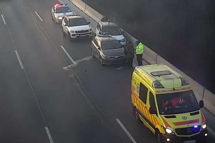 Büntetőfékezett, aztán megállt az M1-M7-es autópálya közös szakaszán: elítélték a furgonost