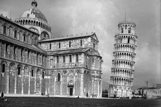 Mussolini ki akarta egyenesíttetni a pisai ferde tornyot