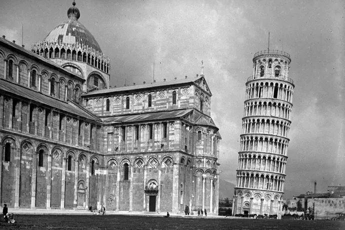 Mussolini ki akarta egyenesíttetni a pisai ferde tornyot