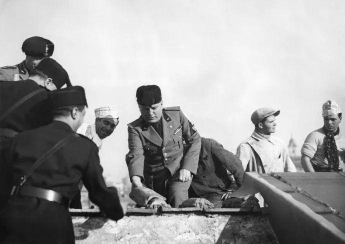 Benito Mussolini egy római építkezésen – Fotó: Keystone-France / Getty Images