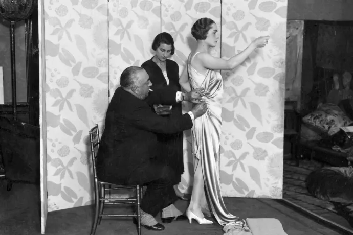 Miért nem őrzi divatmárka a modern luxus igazi atyjának nevét?