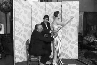 Miért nem őrzi divatmárka a modern luxus igazi atyjának nevét?