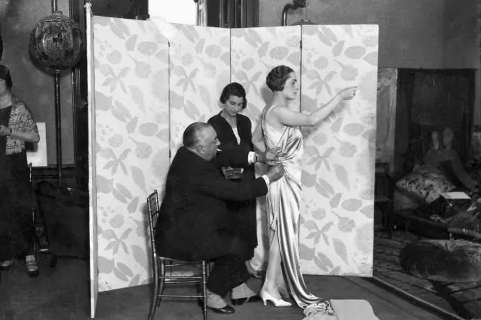 Miért nem őrzi divatmárka a modern luxus igazi atyjának nevét?