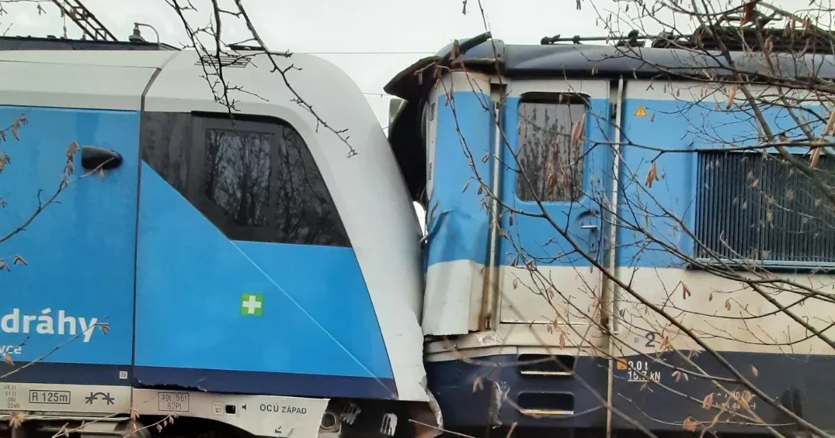 Frontálisan összeütközött két vonat Csehországban, legalább negyvenen megsérültek