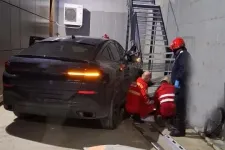 Meghalt egy páciens, miután a kórház udvarára parkoló sofőr véletlenül a gázra lépett