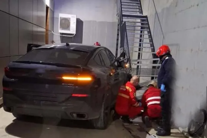 Meghalt egy páciens, miután a kórház udvarára parkoló sofőr véletlenül a gázra lépett