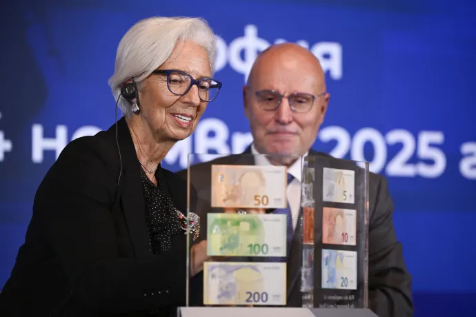 Christine Lagarde, az Európai Központi Bank elnöke és Dimitar Radev a bolgár jegybank elnöke bemutatják a bolgár euró bankjegyeket 2025. november 4-én Szófiában – Fotó: Nikolay Doychinov / AFP
