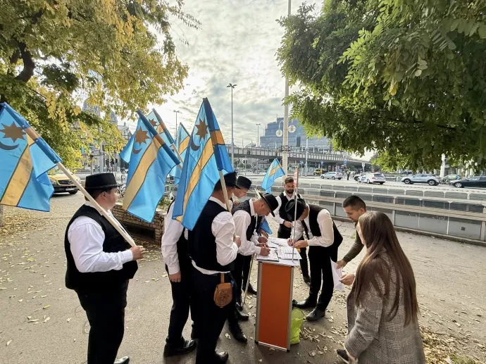 A szentegyházi alpolgármester és a székelyek aláírnak a Fidesz standjánál – Forrás: Pogácsás Tibor, a FIDESZ-KDNP országgyűlési képviselője Facebook-oldala