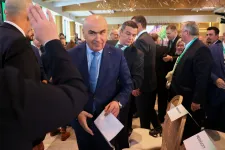 A közalkalmazotti bérek tervezett csökkentése miatt mentek egymásnak a koalíciós pártok