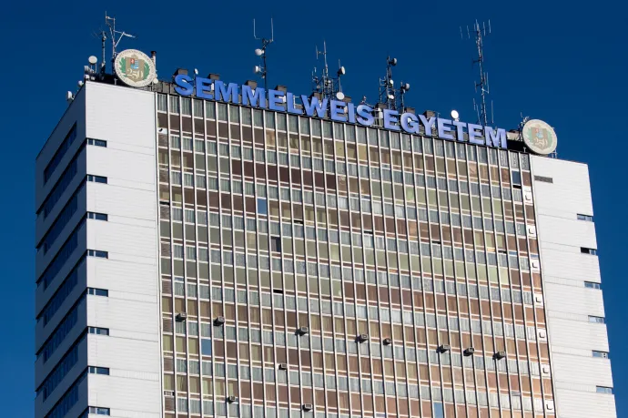 Csalás gyanújával nyomoznak a Semmelweis Egyetemen, két vezetőt menesztettek