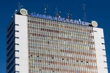 Csalás gyanújával nyomoznak a Semmelweis Egyetemen, két vezetőt menesztettek