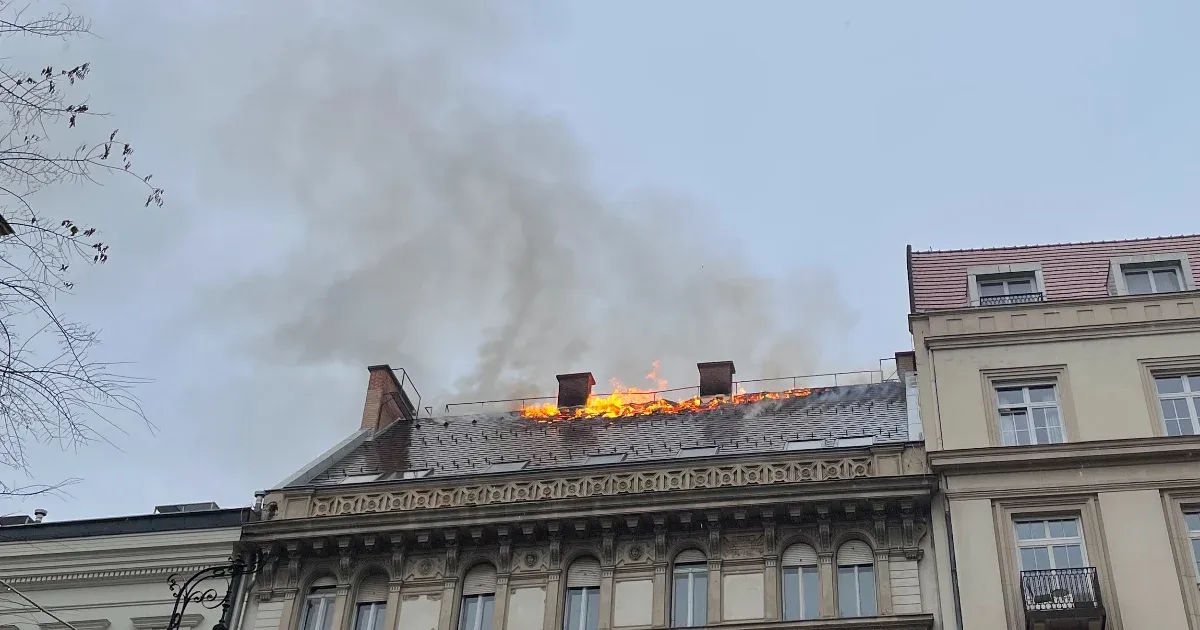 Lángol egy társasház teteje a Bazilika közelében