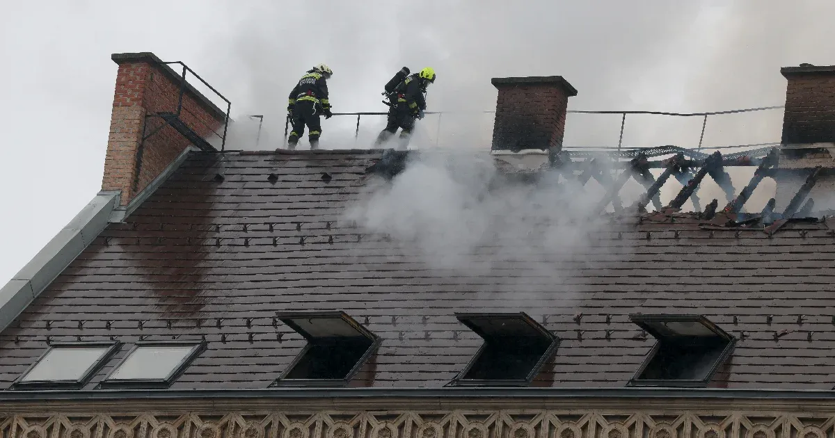 Égett egy társasház teteje a Bazilika közelében, a tűzoltóknak sikerült eloltaniuk a tüzet