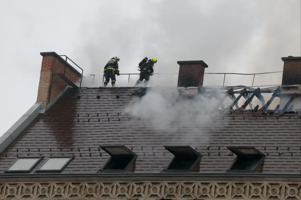 Égett egy társasház teteje a Bazilika közelében, a tűzoltóknak sikerült eloltaniuk a tüzet – Forrás: Telex.hu
