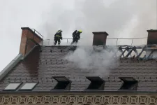 Égett egy társasház teteje a Bazilika közelében, a tűzoltóknak sikerült eloltaniuk a tüzet