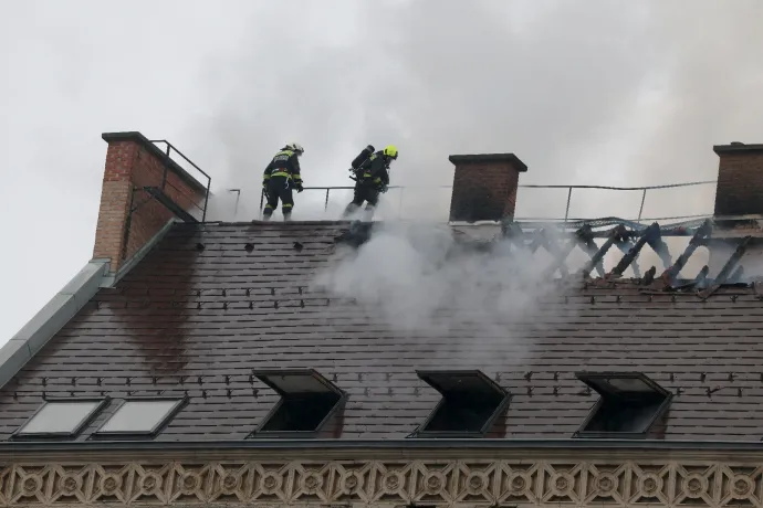 Égett egy társasház teteje a Bazilika közelében, a tűzoltóknak sikerült eloltaniuk a tüzet