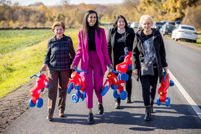 A Fidesz politikusai osztogatták a bölcsődéknek az állami pénzből vett nyuszimotorokat