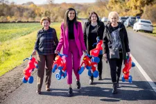 A Fidesz politikusai osztogatták a bölcsődéknek az állami pénzből vett nyuszimotorokat